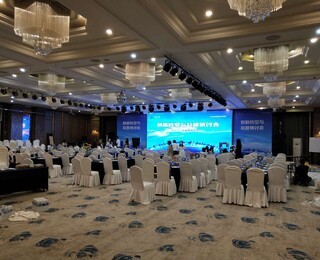 鄭州舞美燈光會議活動服務 木結構會務、噴繪桁架舞臺搭建一體化方案